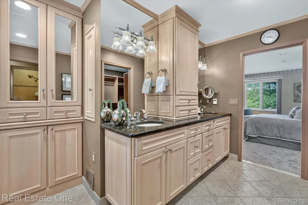 5161 Ledgewood Drive Commerce Charter Township, MI 48382