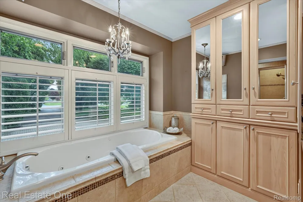 5161 Ledgewood Drive Commerce Charter Township, MI 48382