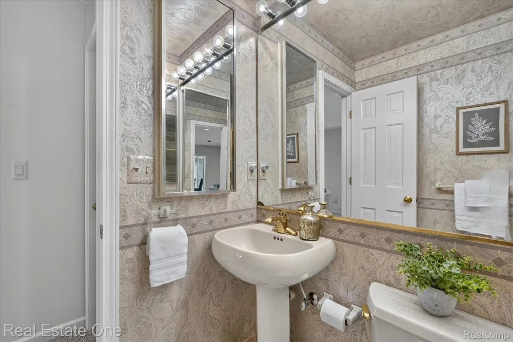 5161 Ledgewood Drive Commerce Charter Township, MI 48382