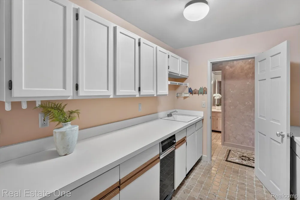 5161 Ledgewood Drive Commerce Charter Township, MI 48382