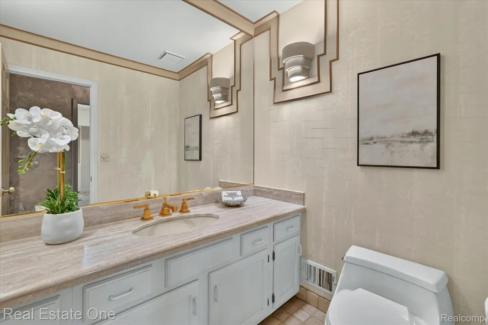 5161 Ledgewood Drive Commerce Charter Township, MI 48382