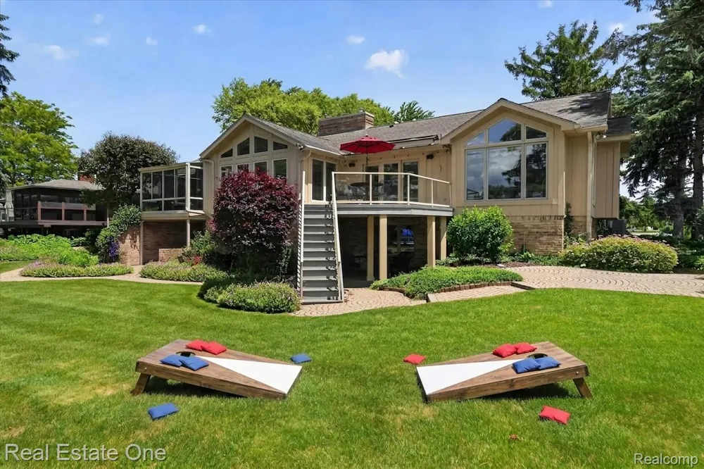 5161 Ledgewood Drive Commerce Charter Township, MI 48382