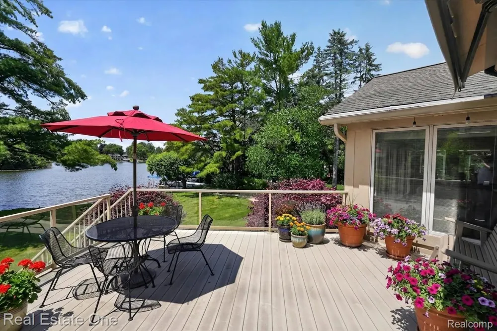 5161 Ledgewood Drive Commerce Charter Township, MI 48382
