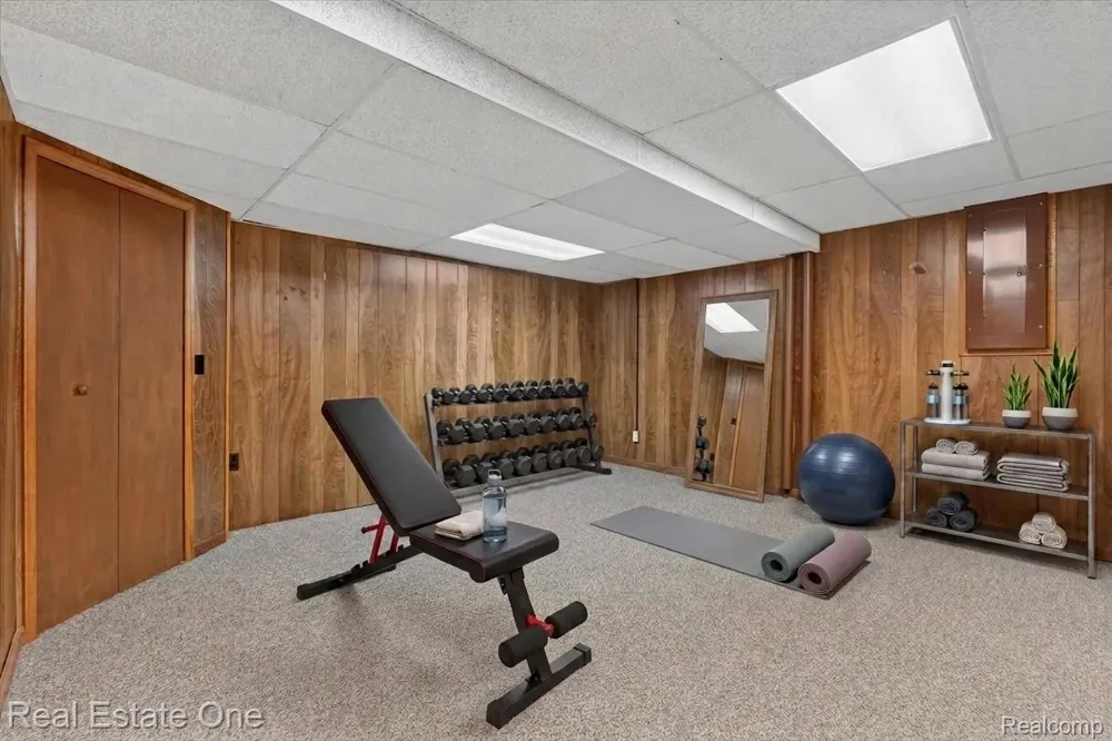 5161 Ledgewood Drive Commerce Charter Township, MI 48382