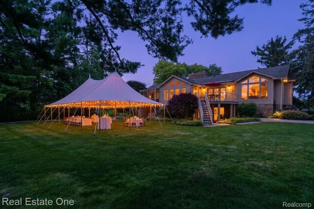 5161 Ledgewood Drive Commerce Charter Township, MI 48382
