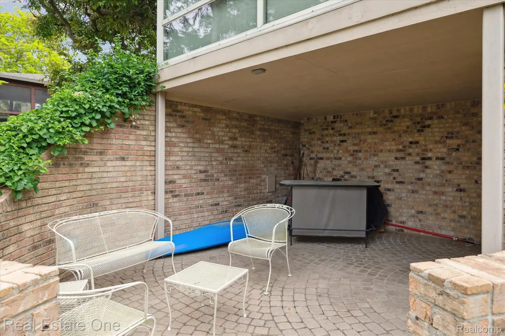 5161 Ledgewood Drive Commerce Charter Township, MI 48382
