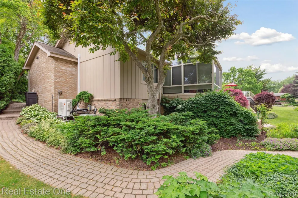 5161 Ledgewood Drive Commerce Charter Township, MI 48382