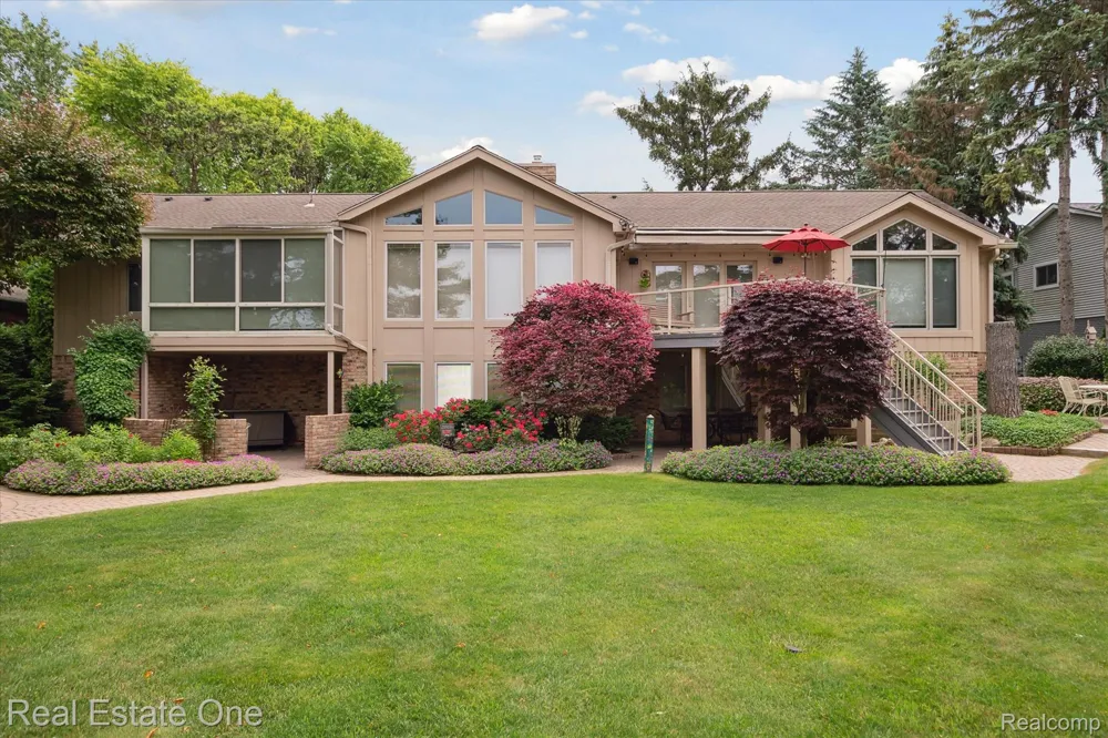 5161 Ledgewood Drive Commerce Charter Township, MI 48382