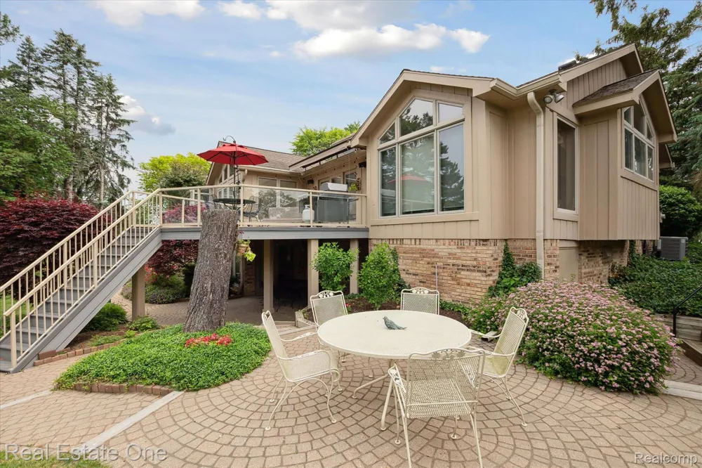 5161 Ledgewood Drive Commerce Charter Township, MI 48382