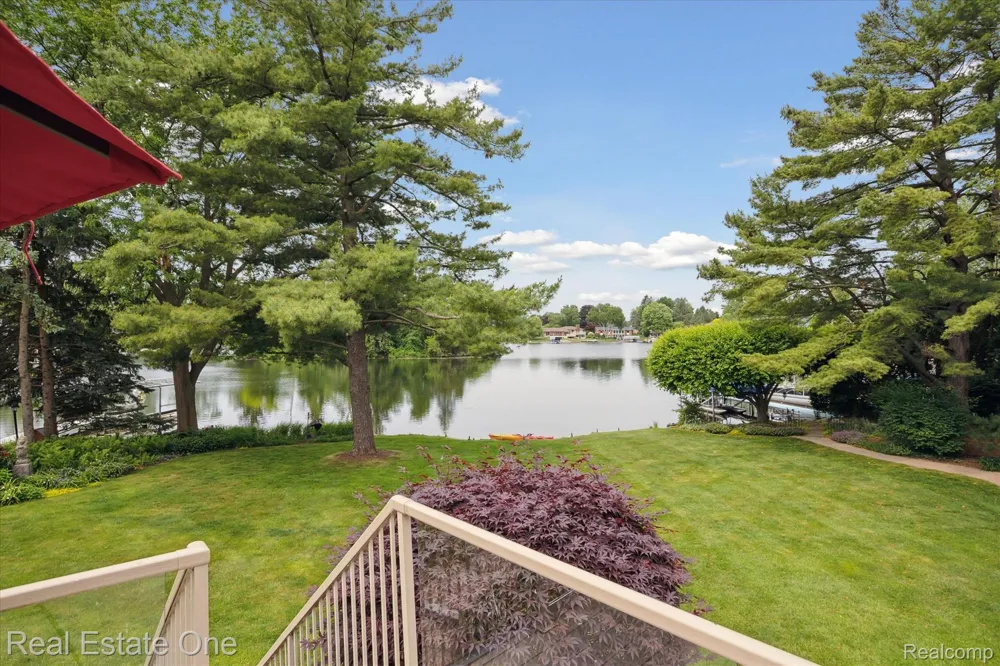 5161 Ledgewood Drive Commerce Charter Township, MI 48382
