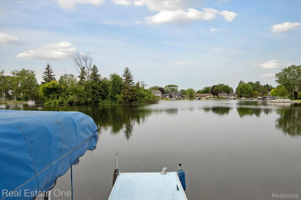 5161 Ledgewood Drive Commerce Charter Township, MI 48382