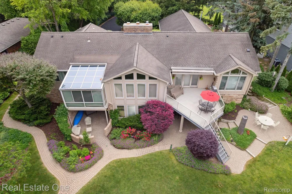 5161 Ledgewood Drive Commerce Charter Township, MI 48382