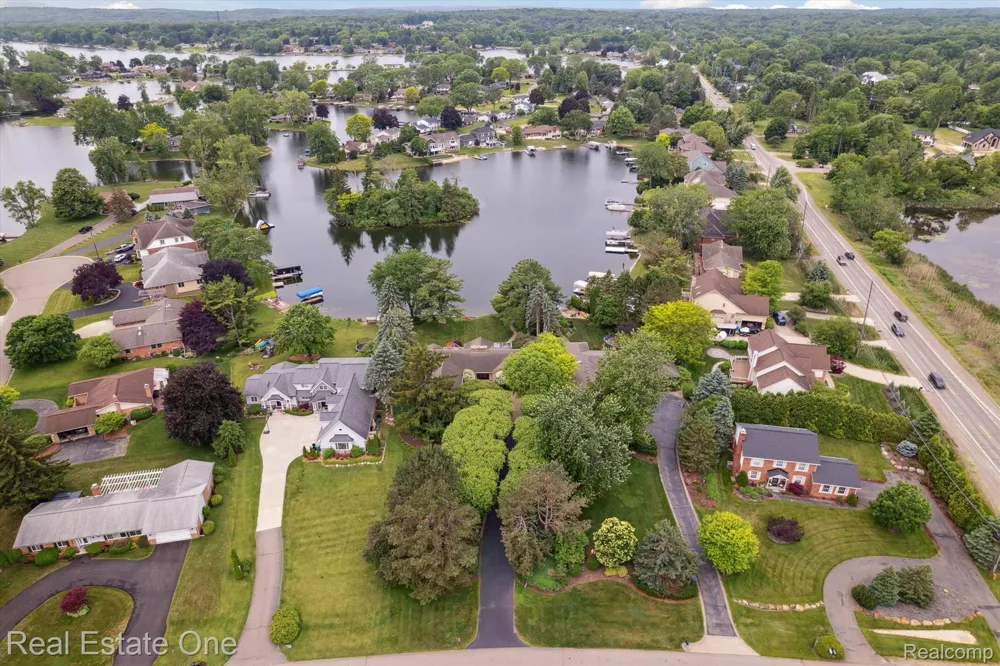 5161 Ledgewood Drive Commerce Charter Township, MI 48382