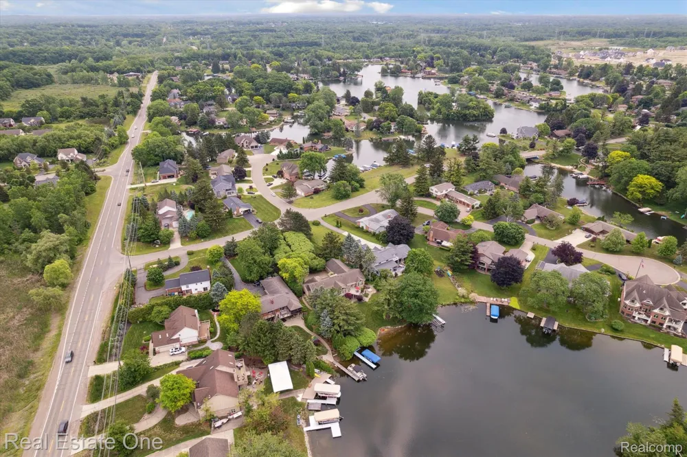 5161 Ledgewood Drive Commerce Charter Township, MI 48382