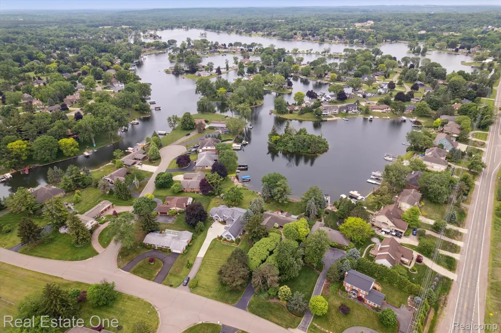 5161 Ledgewood Drive Commerce Charter Township, MI 48382
