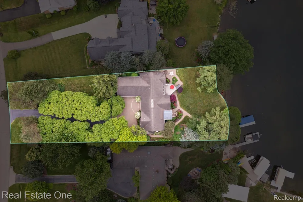 5161 Ledgewood Drive Commerce Charter Township, MI 48382