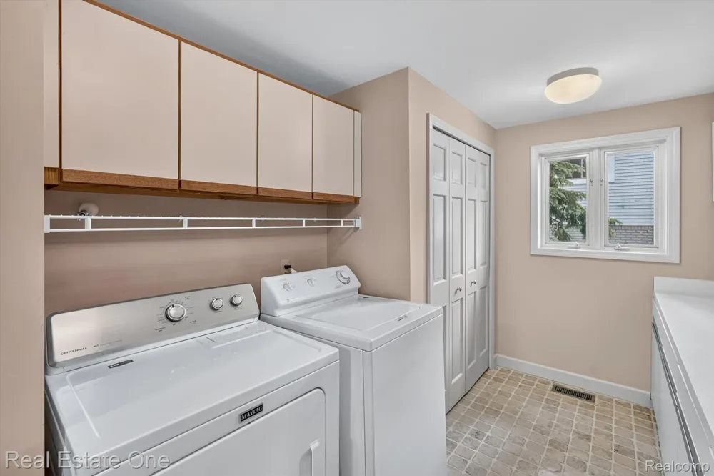 5161 Ledgewood Drive Commerce Charter Township, MI 48382