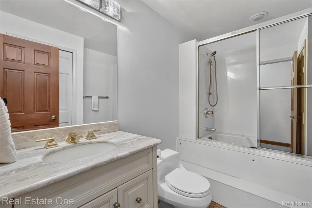 5161 Ledgewood Drive Commerce Charter Township, MI 48382