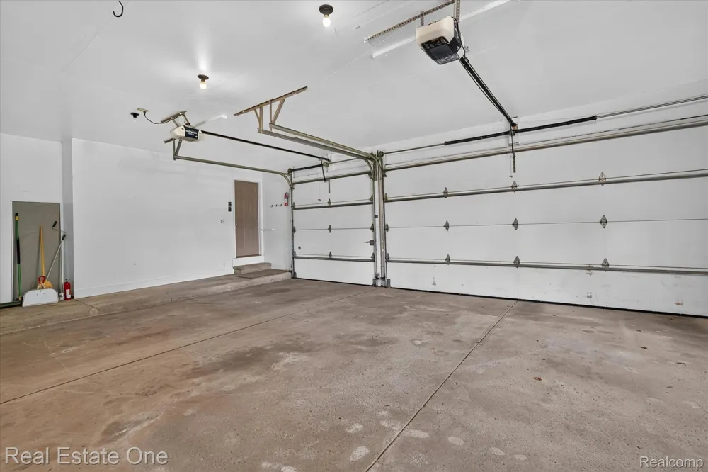 5161 Ledgewood Drive Commerce Charter Township, MI 48382