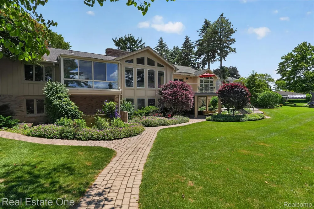 5161 Ledgewood Drive Commerce Charter Township, MI 48382