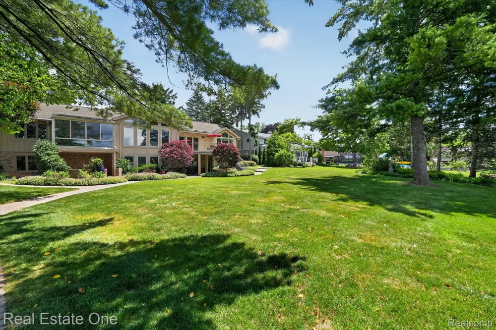 5161 Ledgewood Drive Commerce Charter Township, MI 48382