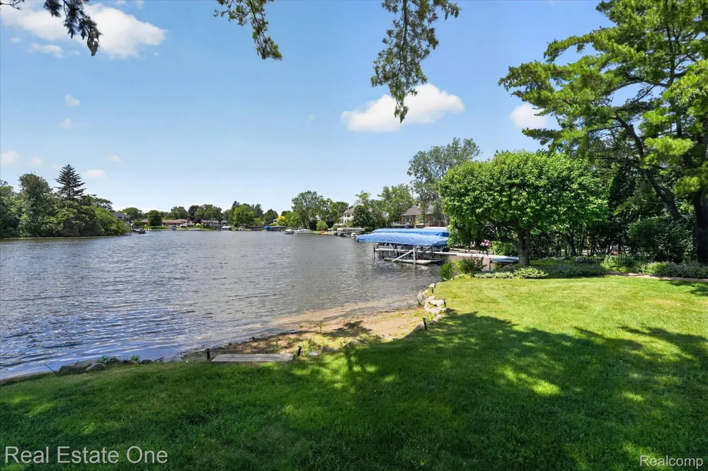 5161 Ledgewood Drive Commerce Charter Township, MI 48382