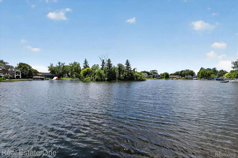 5161 Ledgewood Drive Commerce Charter Township, MI 48382
