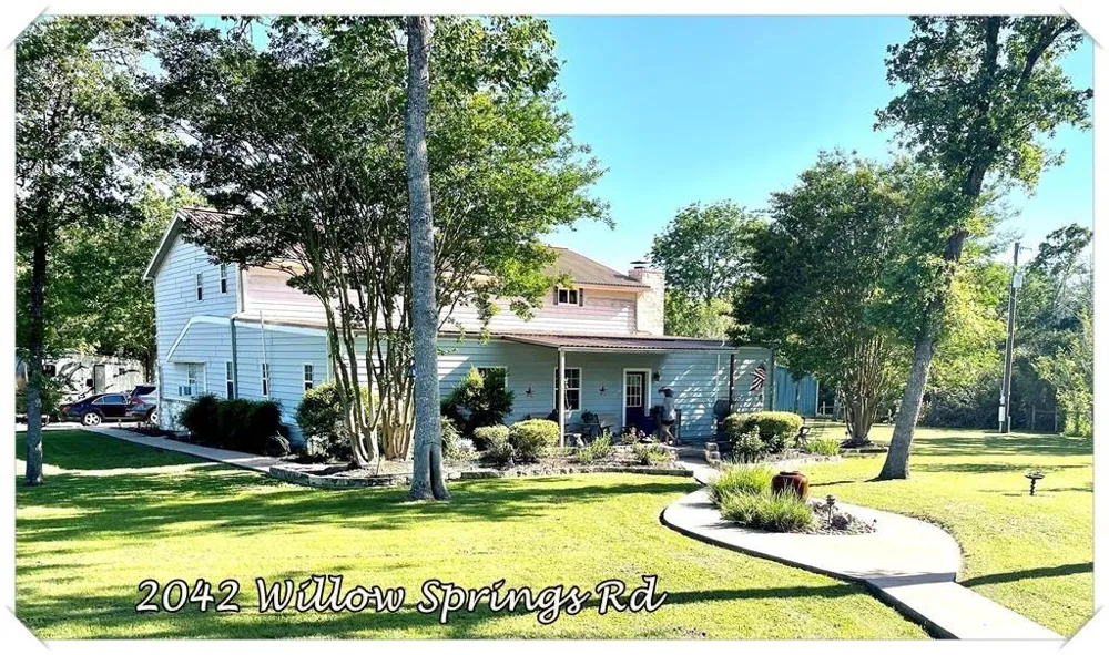 2042 Willow Springs Road Fayetteville, TX 78940