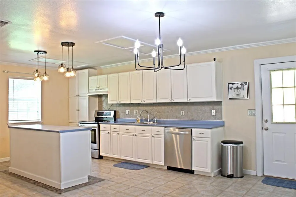 2042 Willow Springs Road Fayetteville, TX 78940
