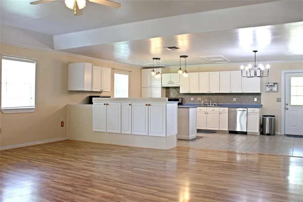 2042 Willow Springs Road Fayetteville, TX 78940