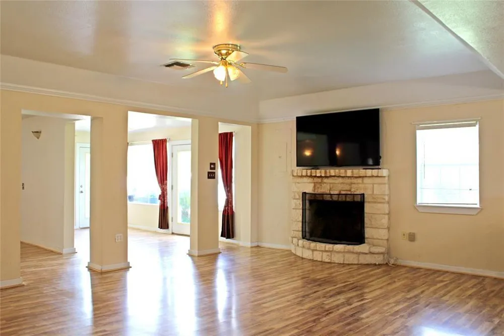 2042 Willow Springs Road Fayetteville, TX 78940