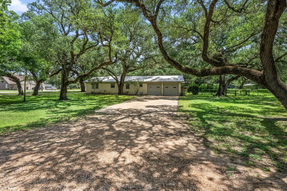 103 King Drive Columbus, TX 78934