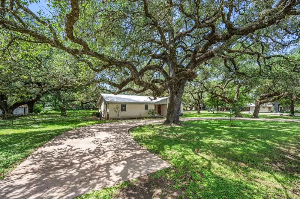 103 King Drive Columbus, TX 78934