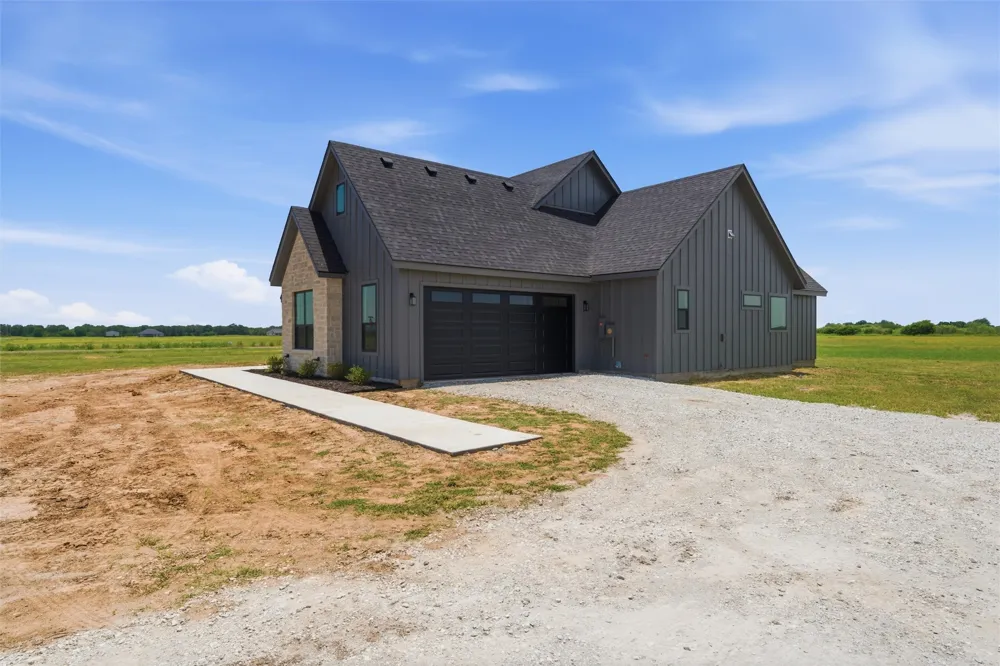 495 High Meadow Elm Mott, TX 76640