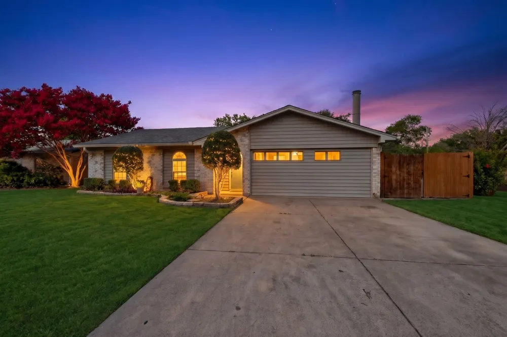2041 Hemlock Drive Haltom City, TX 76117