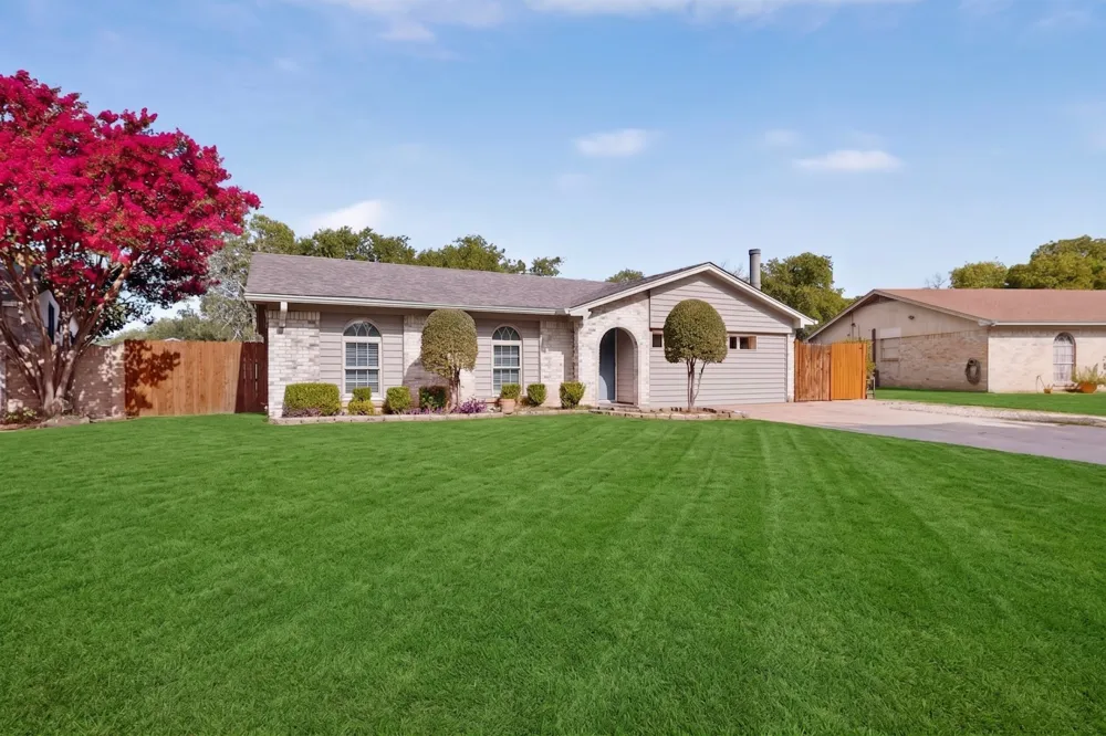2041 Hemlock Drive Haltom City, TX 76117