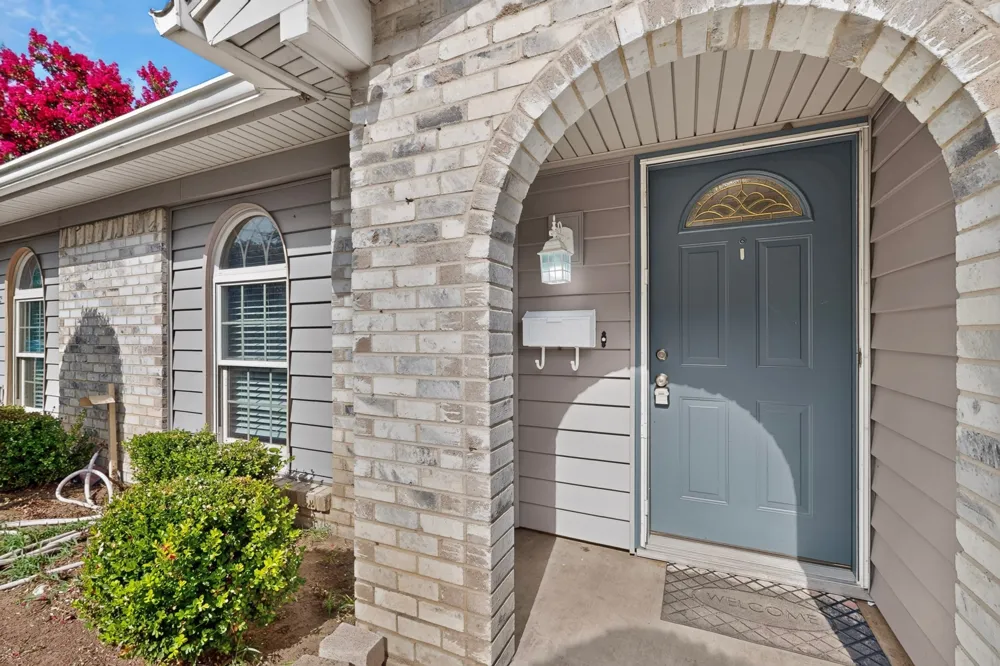 2041 Hemlock Drive Haltom City, TX 76117
