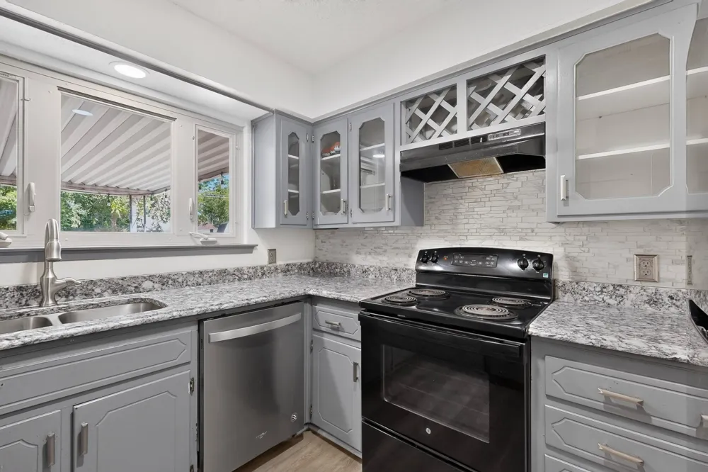 2041 Hemlock Drive Haltom City, TX 76117
