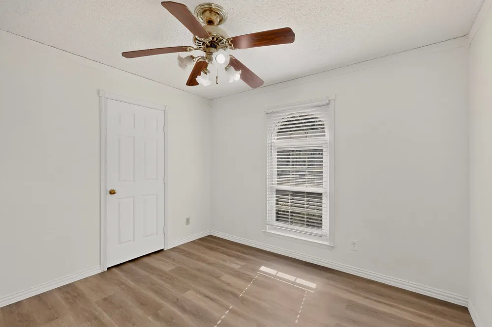 2041 Hemlock Drive Haltom City, TX 76117