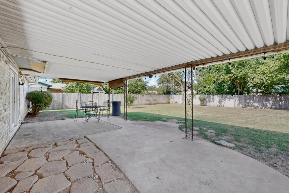 2041 Hemlock Drive Haltom City, TX 76117