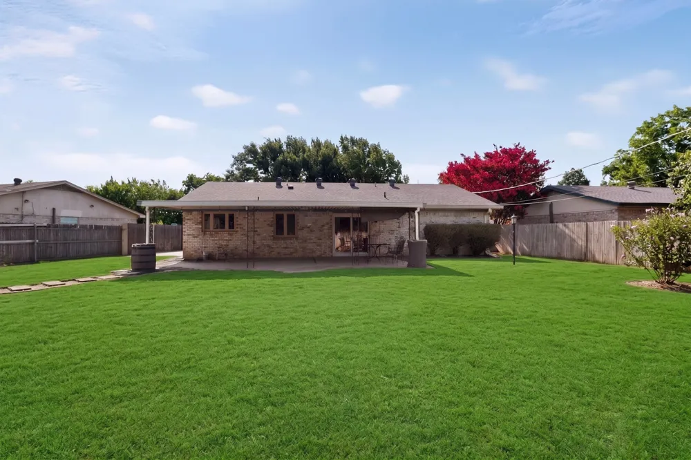 2041 Hemlock Drive Haltom City, TX 76117