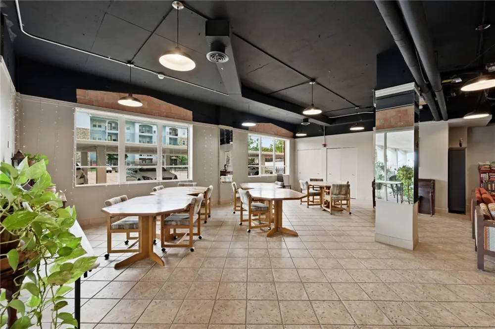 715 S Upper Broadway Street #1402-1403 Corpus Christi, TX 78401
