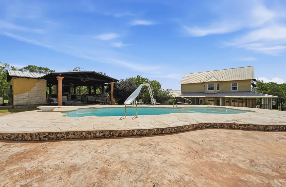 1175 Southern Way Luling, TX 78648