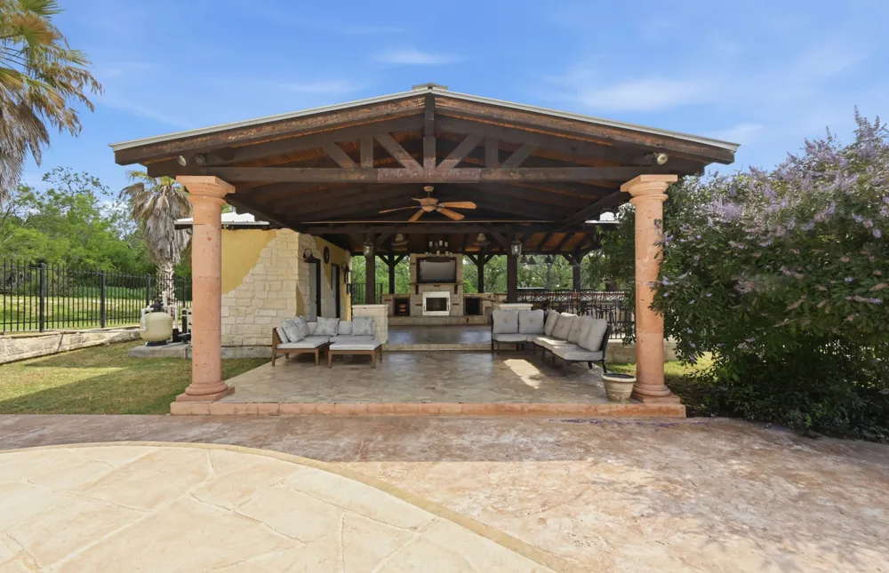 1175 Southern Way Luling, TX 78648