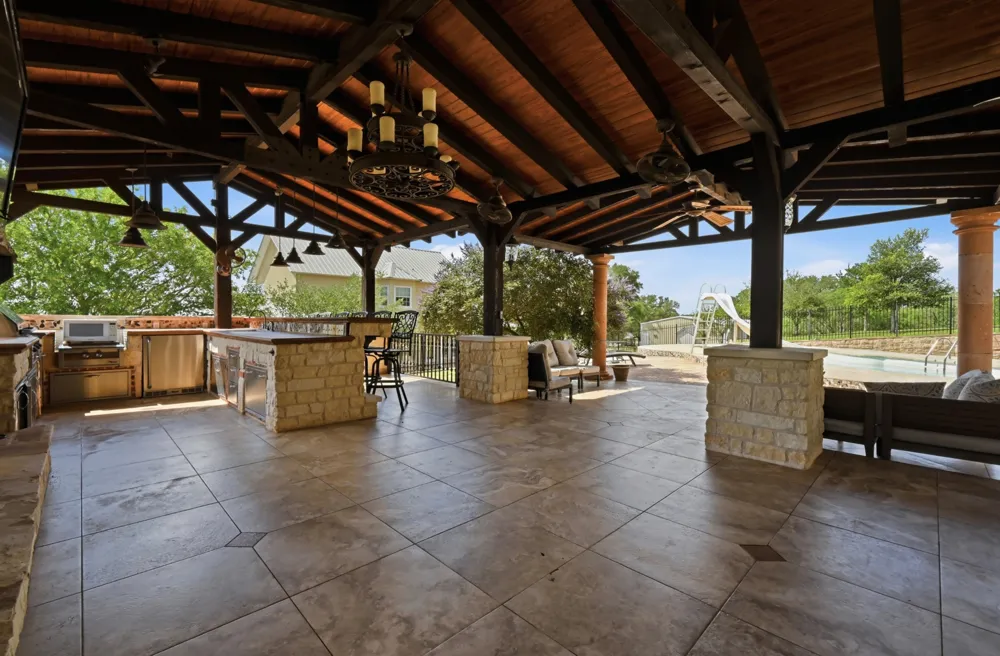 1175 Southern Way Luling, TX 78648