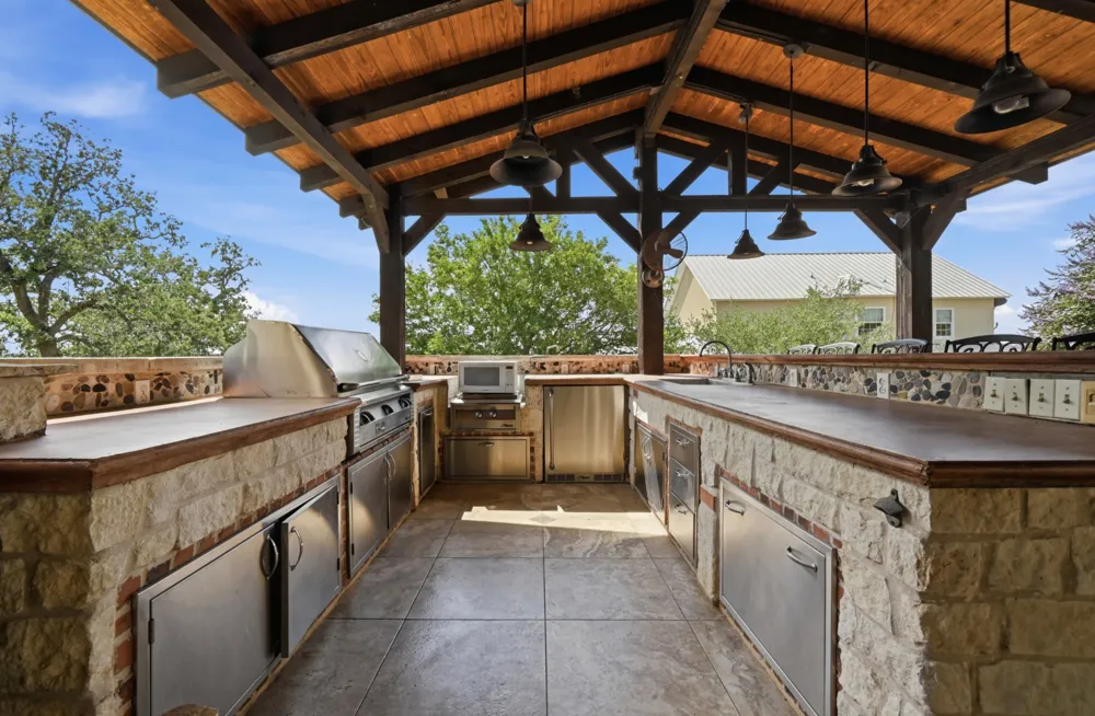 1175 Southern Way Luling, TX 78648