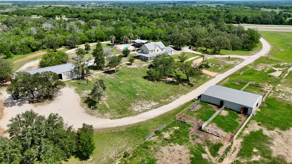 1175 Southern Way Luling, TX 78648
