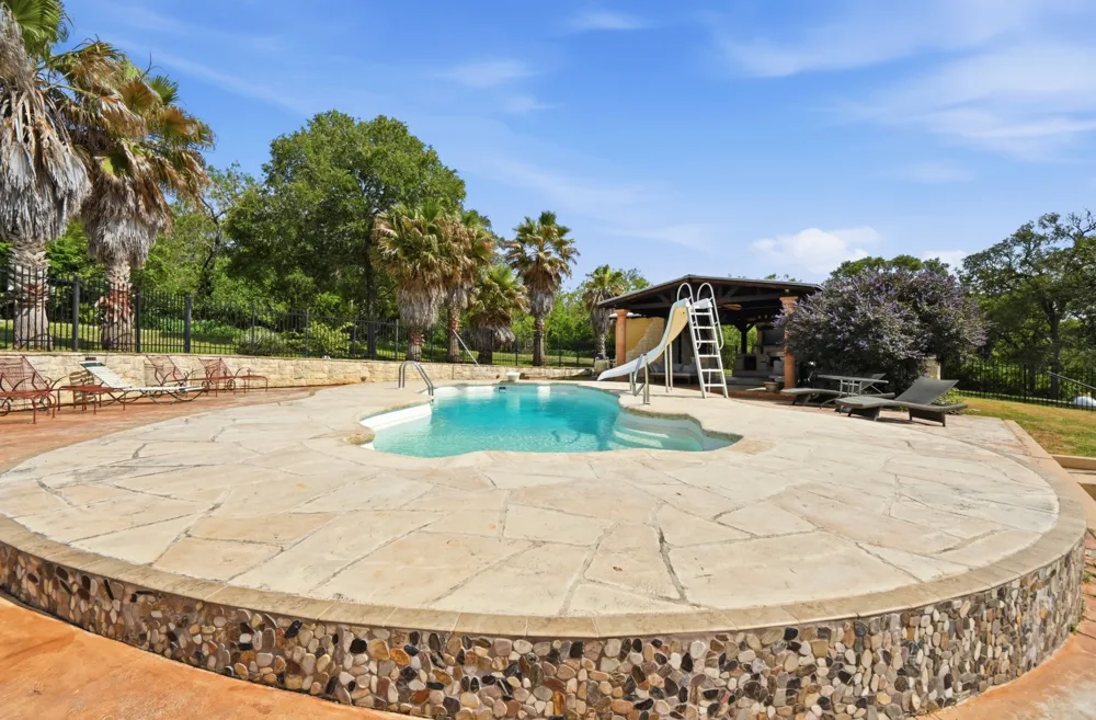 1175 Southern Way Luling, TX 78648