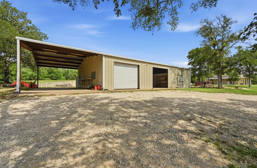 1175 Southern Way Luling, TX 78648
