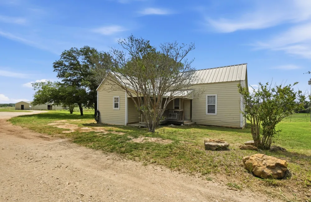 1175 Southern Way Luling, TX 78648